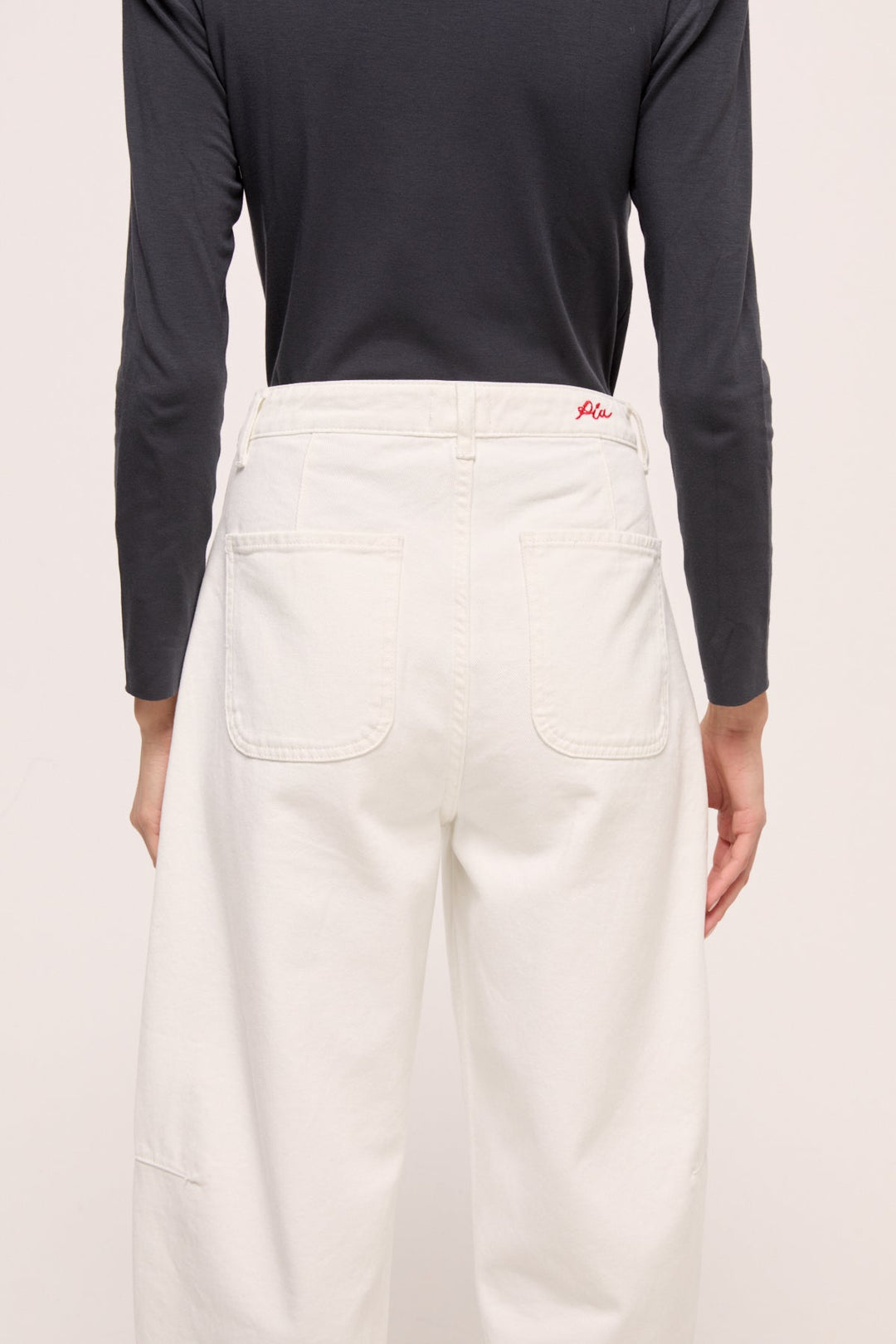 COCO - CURVED TAPARED JEAN - OFF WHITE WASH DENIM
